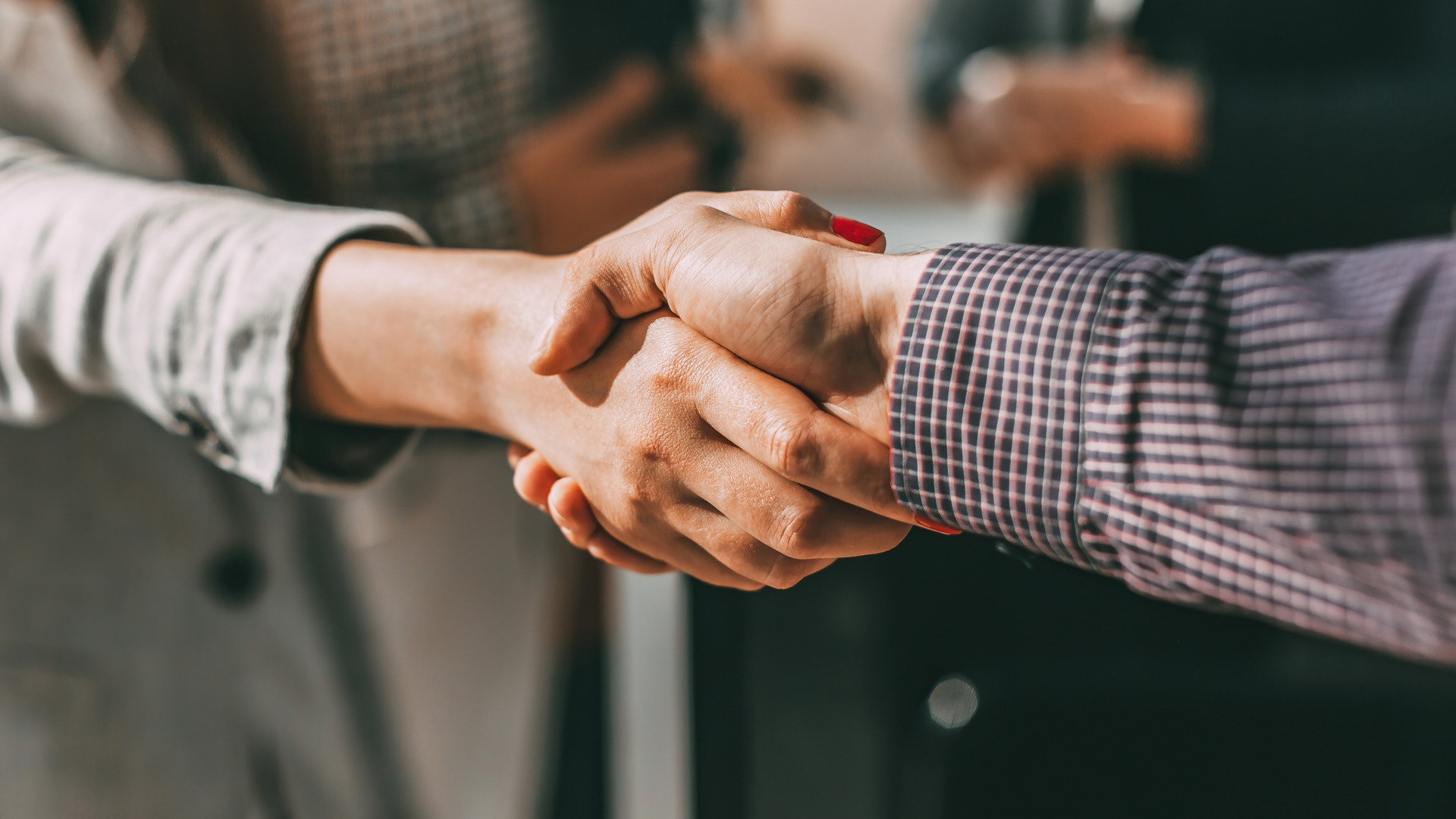 To hender  en mann og kvinne møtes i et håndtrykk