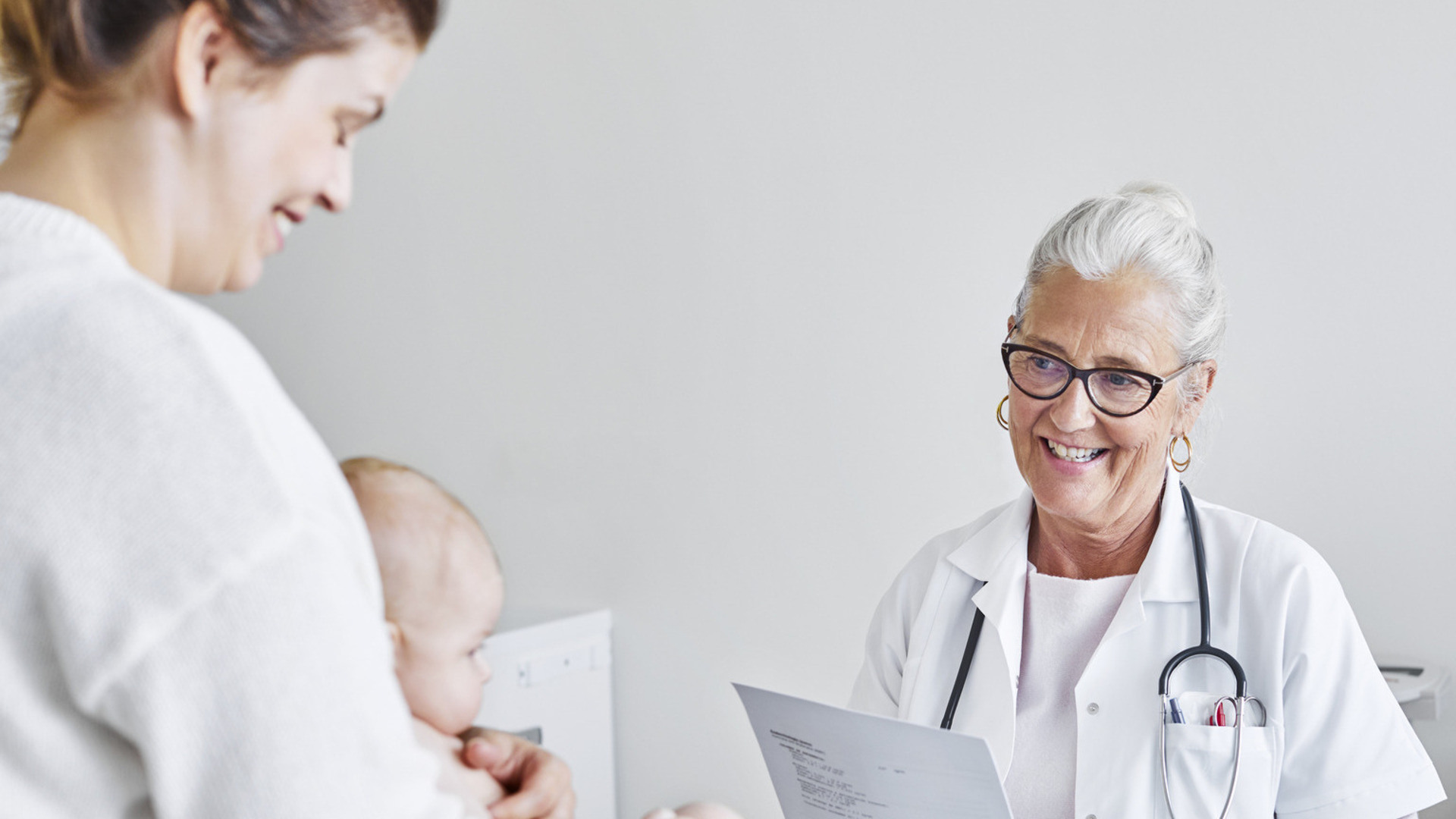 Mor med barn på fanget inne hos helsesøster